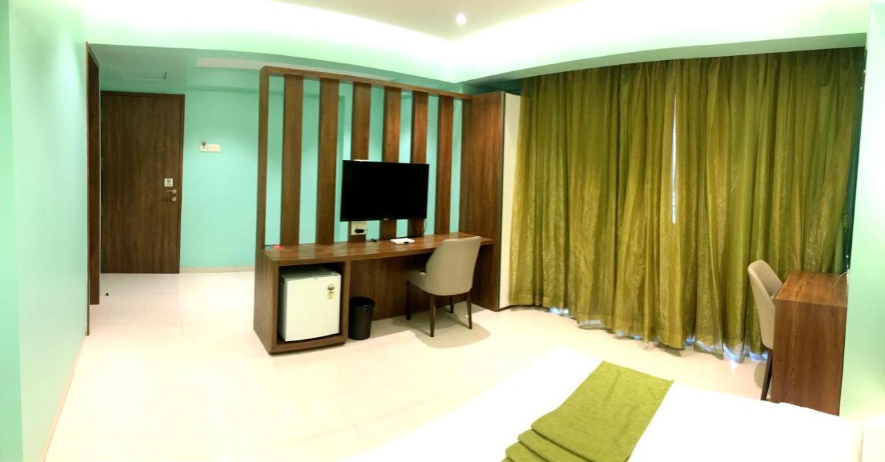 Hotel Seven Oaks Navi Mumbai Eksteriør billede