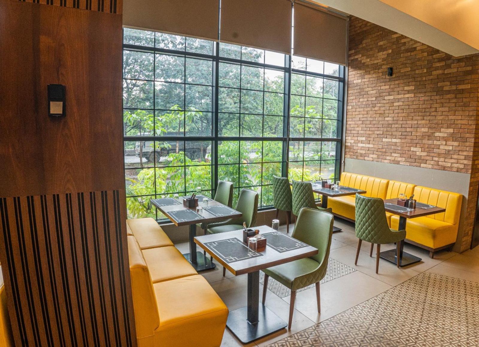 Hotel Seven Oaks Navi Mumbai Eksteriør billede